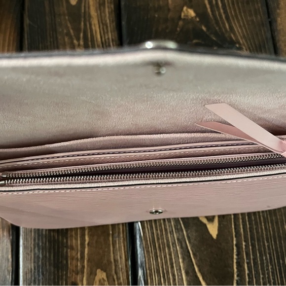 EUC Louis Vuitton Epi Pochette Felice. Rose Ballerine. Silver removeable chain. - Picture 11 of 16